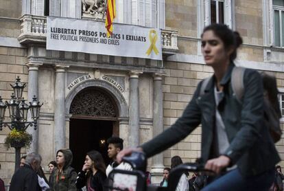 Pancarta penjada al Palau de la Generalitat.