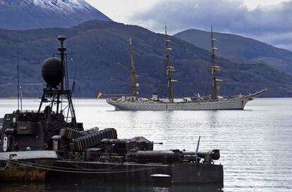 La fragata 'Gorch Fock' fondeada en el puerto de Ushuaia, en el sur de Argentina