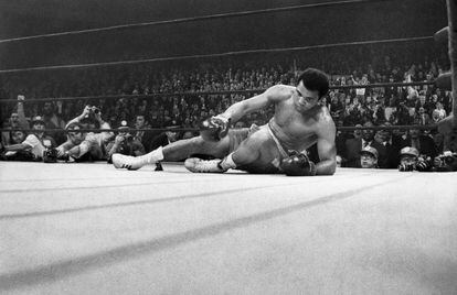 Muhammad Ali se levante después de que Joe Frazier, de un gancho de izquierda, le tirara a la lona en la que se llamó la 'Pelea del siglo', el 8 de marzo de 1971.