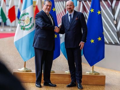 El presidente de Guatemala, Bernardo Arévalo, y el presidente del Consejo Europeo, Charles Michel, este martes en Bruselas.