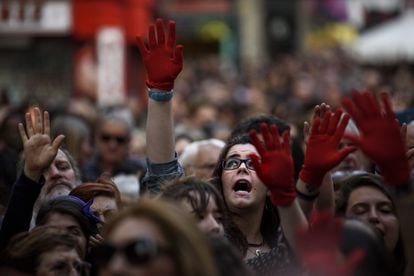 Cientos de personas se manifiestan en Pamplona por a libertad provisional de La Manada.