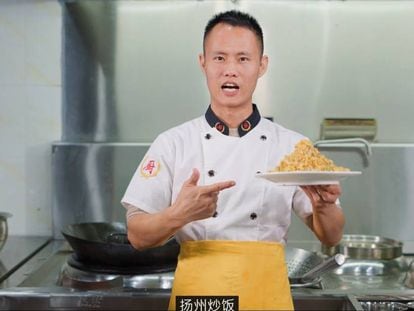 El cocinero chino Wang Gang muestra un plato de arroz. 