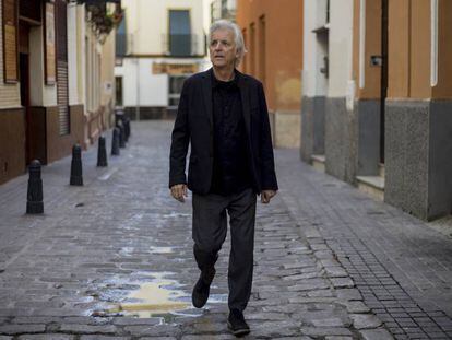 Kiko Veneno pasea por el barrio sevillano de Triana.