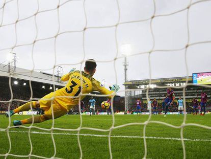 Ederson detiene el lanzamiento de penalti de Luka Milivojevic.