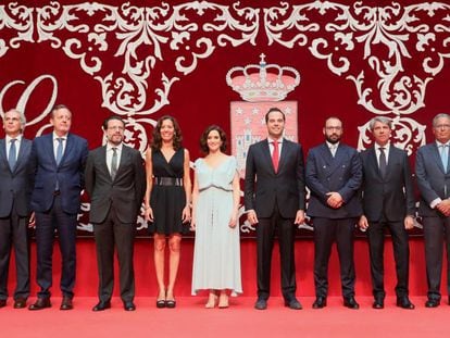 Consejeros del primer Gobierno de coalición del PP y Ciudadanos en la región, presidido por Isabel Díaz Ayuso, este martes en la Real Casa de Correos.