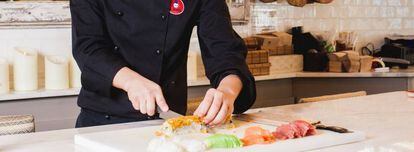 Un cocinero en un restaurante Sushita Café.