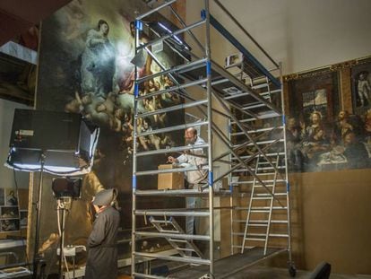 Restauración de 'El jubileo de la Porciúncula', de Murillo, en el Bellas Artes de Sevilla, una de las obras de la muestra que acoge el museo.
