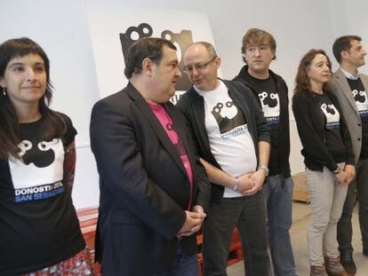 Gasco, con camiseta rosa, conversa con Izagirre, en un acto impulsado por todos los partidos del Ayuntamiento de San Sebasti&aacute;n para mostrar su apoyo al proyecto de capitalidad tras la dimisi&oacute;n de la que fuera su responsable el pasado mes de abril.