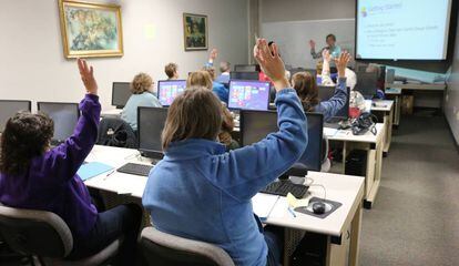Alumnos en un aula con ordenadores. 