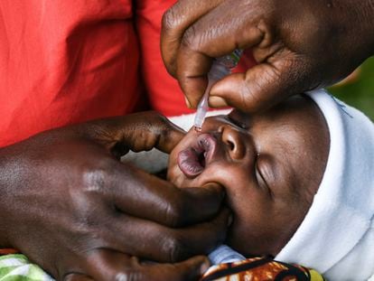 Un bebé recibe una vacuna oral contra la poliomielitis en Lilongwe, en Malaui, en marzo de 2022.