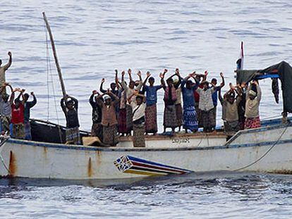Piratas somalíes y sus rehenes, 20 pescadores de Yemen, a bordo de la barca apresada ayer por una fragata holandesa en misión de la OTAN.