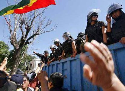 Policías bolivianos en un momento de los enfrentamientos en el sureste del país.