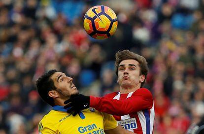 Antoine Griezmann (derecha), del Atlético de Madrid, salta para golpear el balón frente a Pedro Bigas, de Las Palmas.
