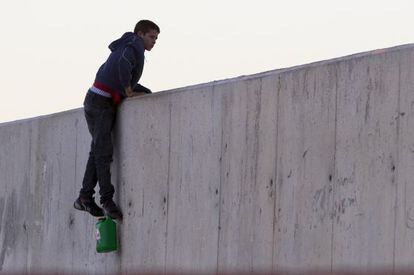 Un inmigrante menor intenta entrar en Ceuta a través de una escollera.
