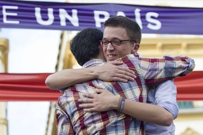 El n&uacute;mero dos de Podemos, &Iacute;&ntilde;igo Errej&oacute;n, y el l&iacute;der de IU, Alberto Garz&oacute;n, se abrazan en el mitin de Unidos Podemos en M&aacute;laga.
 
