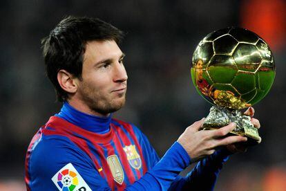 Messi ofrece el Balón de Oro del año pasado a la grada del Camp Nou.