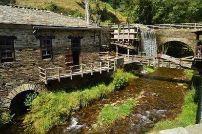 “Agua, tierra, hierro y fuego, ingenios hidráulicos, cuchillería y telar”, sintetizan sobre Taramundi en la web de turismo de Asturias. Este es <a href="https://elviajero.elpais.com/elviajero/2020/09/10/actualidad/1599727538_876290.html" target="_blank">un lugar ideal para aprender de oficios tradicionales</a> que se han conservado hasta la actualidad. Se trata de una aldea pionera en el turismo rural asturiano (la antigua casa del cura o rectoral fue convertida en los años ochenta en el hotel rural La Rectoral), y siempre ha tenido fama por sus cuchillos. Una navaja de más de siete metros y 1.500 kilos da la bienvenida al Museo de la Cuchillería, en la aldea de Pardiñas, a escasos tres kilómetros de Taramundi. Un tranquilo paseo por el pueblo lleva hasta Os castros, uno de los castros más importantes de Asturias y enclave decisivo de la Edad del Bronce como lugar de paso y de comercio. Y en Mazonovo, muy cerca de la villa, espera uno de los mayores museos de molinos de España: cuenta ni más ni menos que con 19, además de con una rudimentaria central hidráulica. El museo del Telar de Taramundi, el Museo Etnográfico de Os Esquíos, o el centro de artesanía de Bres también nos transportan a ese mundo de oficios y artesanía con tanto arraigo en esta parte de la geografía asturiana.<br></br> Los susurros del agua omnipresentes (merece la pena acercarse a ver la cascada de La Salgueira, con un salto de agua de unos 50 metros), el verdor infinito de los bosques asturianos y la piedra que construye las aldeas son la esencia de este enclave donde el ritmo de vida es lento y sosegado. Pocos se marchan de aquí sin llevarse un queso, producto insignia de Taramundi. <br></br>Más información: <a href="https://www.turismoasturias.es/descubre/donde-ir/municipios/taramundi" target="_blank">turismoasturias.es</a>