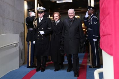 El expresidente Jimmy Cartes y su esposa Rosalynn llegan a la ceremonia.