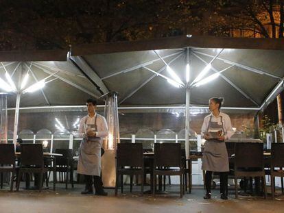 Dos camareros en un establecimiento de Barcelona.
