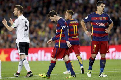 Messi, Neymar i Suárez lamenten el primer gol del València.