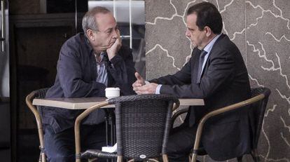 El juez José Castro (izquierda) y el fiscal Antonio Horrach conversan en una terraza de Palma el pasado mes de abril.