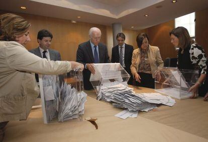 Momento en que se han empezado a contar los votos de los residentes extranjeros en las elecciones asturianas.