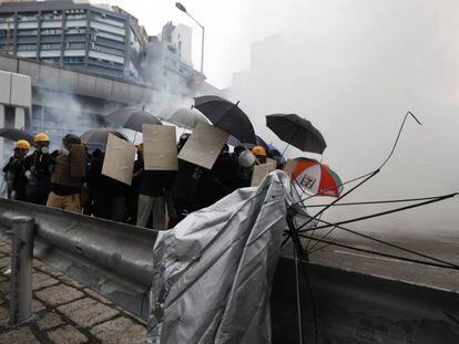 La policía trata de dispersar a manifestantes en el barrio de Yuen Long, en Hong Kong, este sábado.