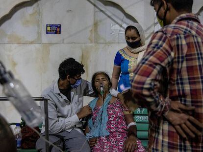Un paciente enfermo de covid recibe oxígeno en un templo de Nueva Delhi, el sábado.