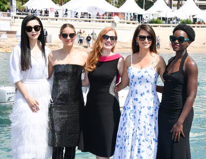 Fan Bingbing, Marion Cotillard, Jessica Chastain, Penélope Cruz y Lupita Nyong'o en la presentación de 'Agentes 355' en el festival de Cannes.
