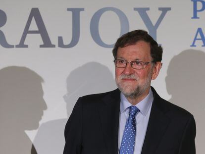 El expresidente del Gobierno Mariano Rajoy posa en la presentación de su libro ‘La política para adultos’, en el Real Casino de Madrid, el 1 de diciembre, en Madrid.