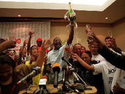 Militantes antisida brindaron con champagne ayer en Pretoria, tras el acuerdo entre el Gobierno surafricano y las multinacionales farmacéuticas.