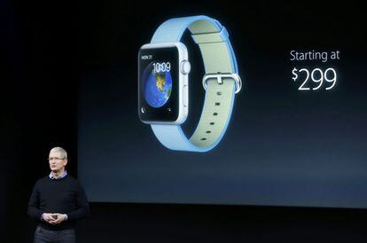 El consejero delegado de Apple Tim Cook habla sobre la bajada de precio del reloj inteligente Apple Watch.