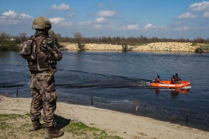 Fuerzas especiales turcas patrullan el río Evros en la frontera greco-turca, en la región de Edirne, este miércoles.