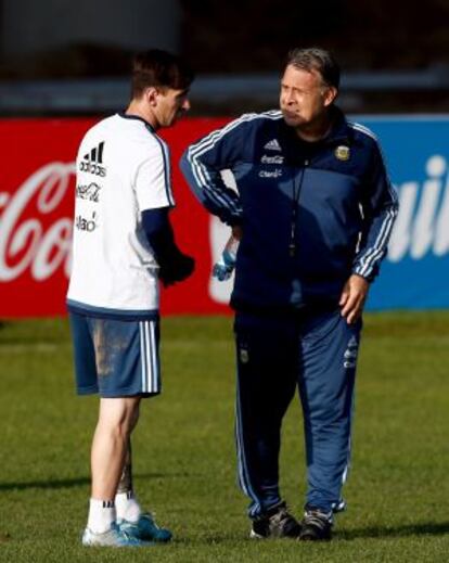 Martino charla con Messi durante un entrenamiento con Argentina en junio