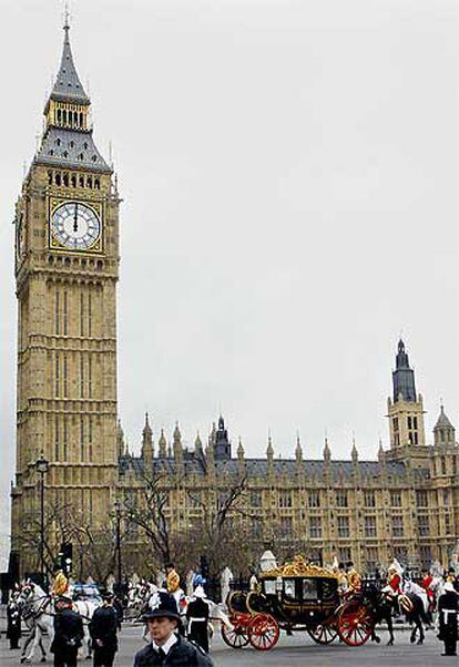 La reina de Inglaterra llega a la sede del Parlamento para inaugurar las sesiones de 2004.