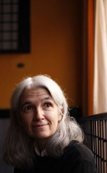 La escritora Belén Gopegui en un bar de su barrio, en Madrid.