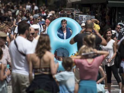 Un turista amb flotador gegant a la Rambla.