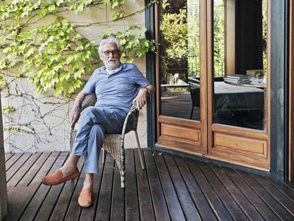 Óscar Tusquets, assegut al pati de la Vil·la Andrea, la seva casa a Barcelona, on s'ha hagut de recloure per la pandèmia. 