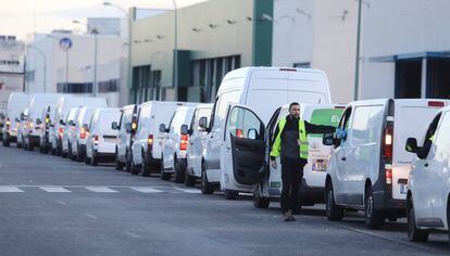 Furgonetas listas para el reparto, en la mañana del lunes en el Polígono Los Olivos, en Getafe (Madrid)