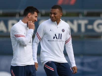 Messi y Mbappé durante el entrenamiento del PSG ayer.