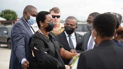 Martine Möise, la viuda del presidente haitiano, Jovenel Möise a su regresó este sábado a Puerto Príncipe / Oficina del Primer Ministro