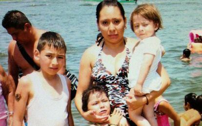 Guadalupe Karen Morales, con sus hijos en Acapulco.