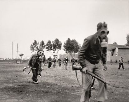 Maniobras militares con máscaras antigás. Cuando finalizó la Guerra Civil, Boix huyó a Francia, donde se alistó en la legión extranjera de ese país.