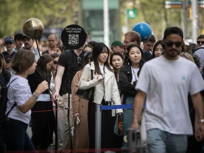 Turistas haciendo cola frente a la Casa Battlo en el Paseo de Gracia, durante la Semana Santa de 2023.