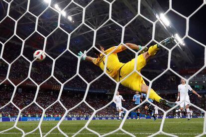 Cavani marca su segundo gol ante Portugal.
