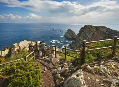 Vista desde el Cabo Peñas, sobre el que se erige el faro más importante del litoral asturiano