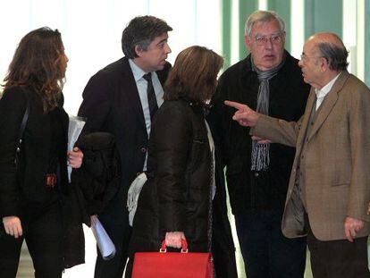 Félix Millet, a la derecha, y Jordi Montull, a su lado, junto a sus abogados. A la izquierda, Gemma Montull.