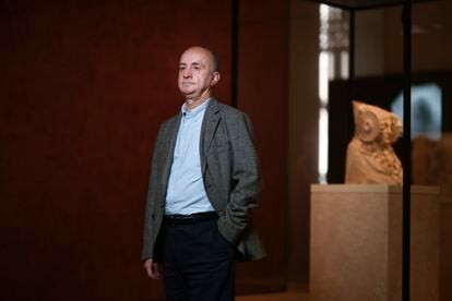 El director del Museo Arqueológico Nacional, Andrés Carretero, junto a la sala donde se expone la Dama de Elche.
