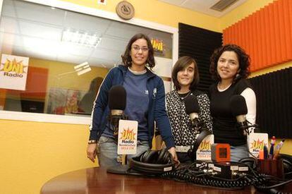 Varias alumnas en la Radio Universitaria de Huelva, Uniradio, en una imagen de 2008.