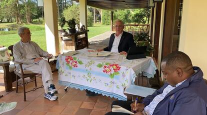 Former President Álvaro Uribe (center) gives his version of the armed conflict in Colombia to the president of the Truth Commission, the priest Francisco de Roux (left) in Llano Grande, Colombia.